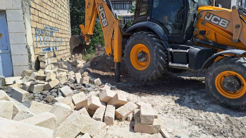 Bir neçə qanunsuz tikinti sökülüb