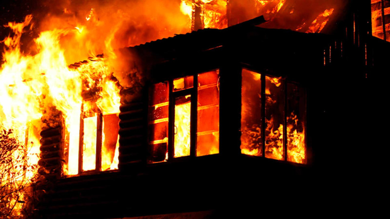 İkimərtəbəli yaşayış binasında yanğın olub