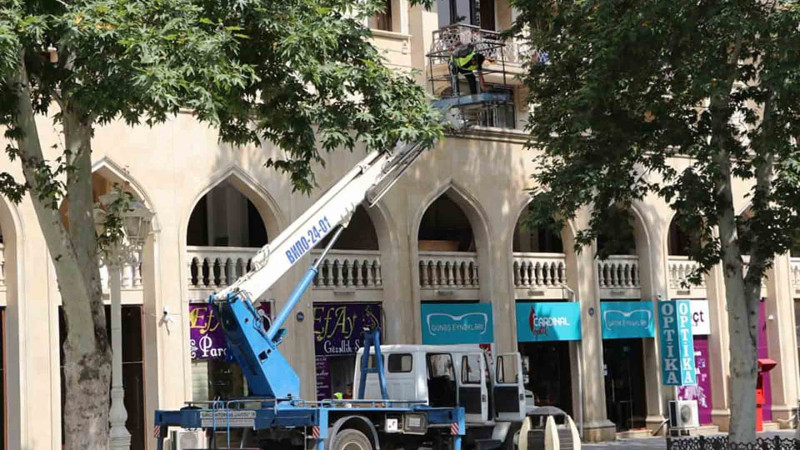 Binaların yararsız hala düşmüş dam örtükləri yenilənir