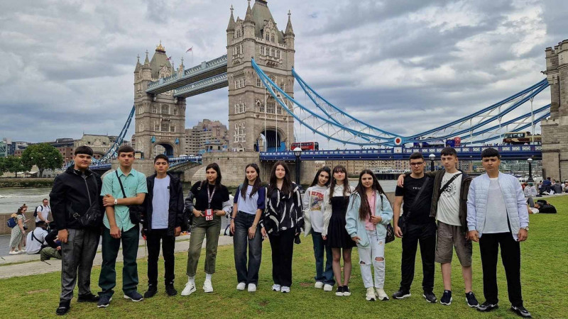 Məktəblimiz Londonda keçirilən Yaşat yay məktəbində iştirak edir