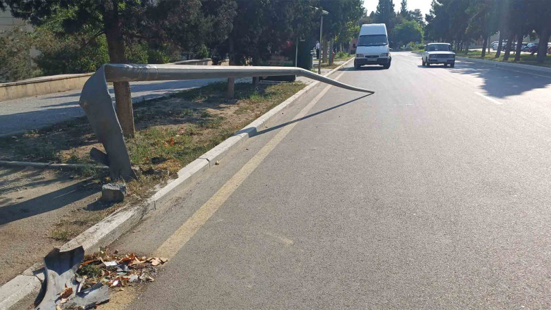 Avtomobil ağaca, daha sonra dirəyə çarpılıb