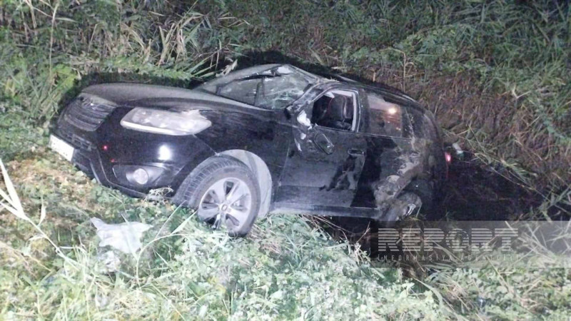 Gəncəyə gedən yolda avtomobil kanala düşüb