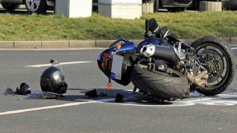 Motosikletçi “parkovşik”i vurub
