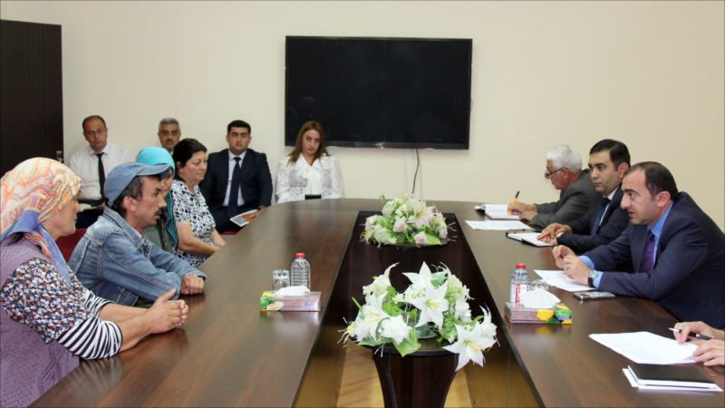 Daşkəsən rayon başçısı sakinlərin müraciətlərini dinləyib