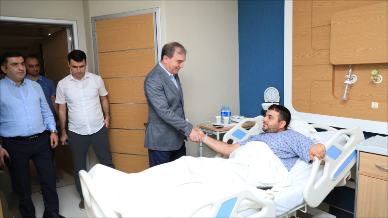 Gəncədə şəhər rəhbəri Vətən müharibəsi iştirakçısı ilə görüşüb