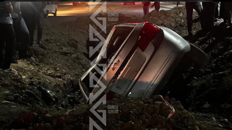 Hərəkətdə olan avtomobil yolun qazılmış hissəsinə düşüb