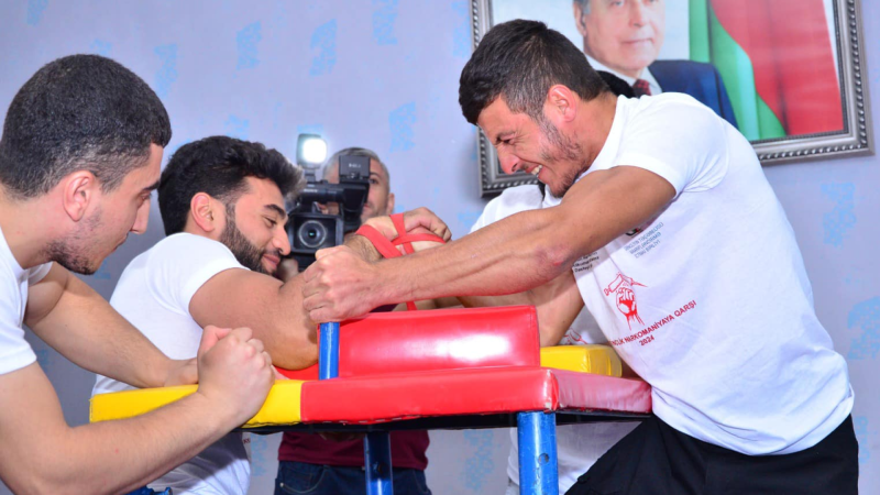 Qol güləşi turniri: gənclər qızıl uğrunda mübarizə aparıblar