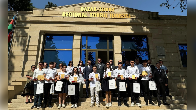 Məzunlara qızıl və gümüş medallar təqdim edilib