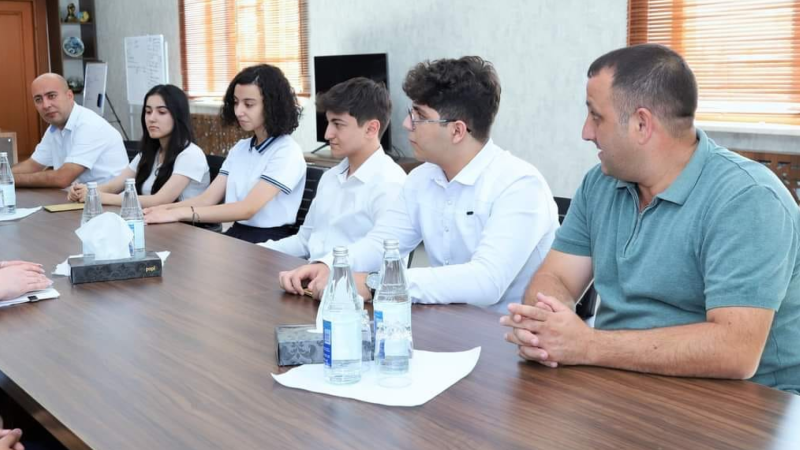 Üç sinfin bütün məzunları tələbə adını qazandı