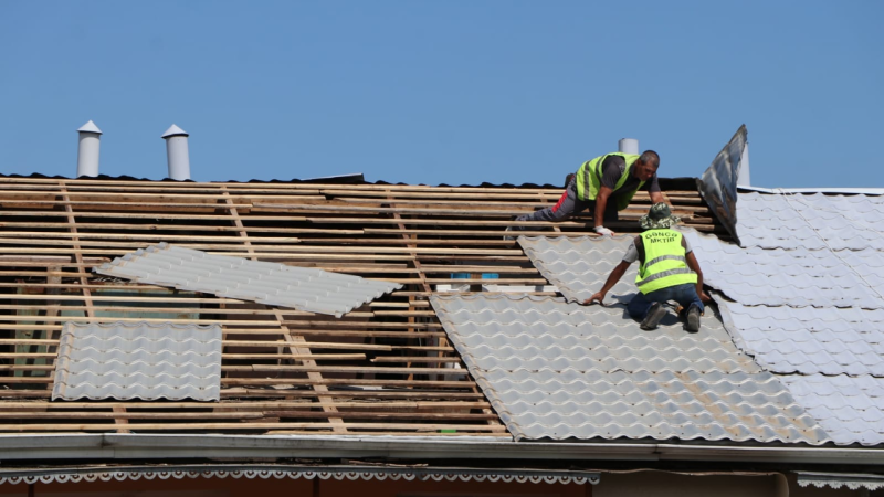 Dam örtüyü yararsız hala düşən evlərdə təmir işləri aparılır