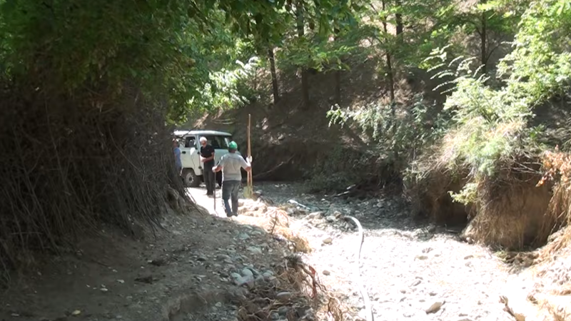 Sel suları kəndin yollarını yuyub aparıb