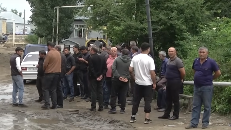 Gədəbəydə mollaya görə kəndə asfalt çəkilmir