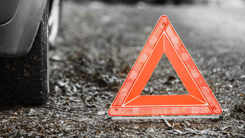 Avtomobil qadını vurub