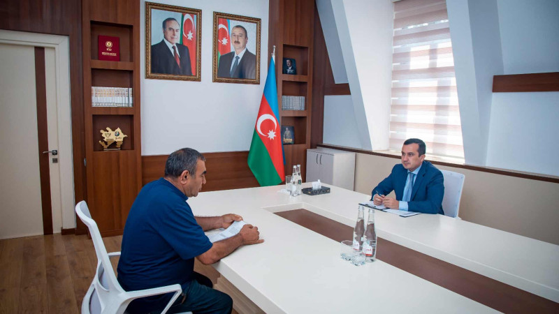 Şəmkirdə şəhər rəhbəri sakinlərin müraciətlərini dinləyib