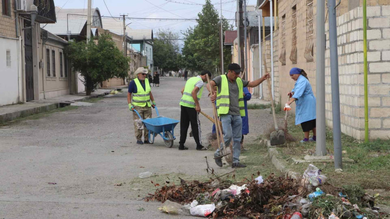 Yağışın yaratdığı palçıq və toz kütləsi yollardan təmizlənir