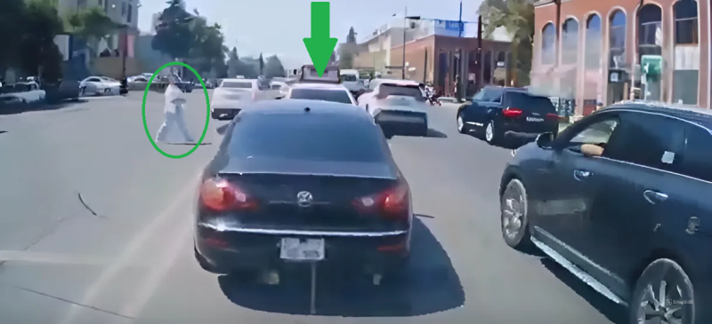 Gəncədə qadın sürücü maşını yolun ortasında saxlayıb mağazaya gedib