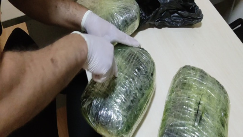 Polis əməkdaşları Şəmkirdə narkokuryeri tutublar