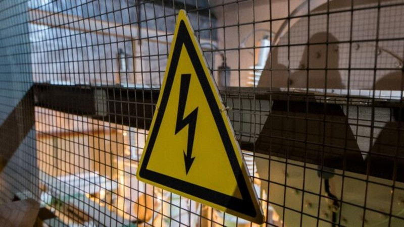 Üç nəfəri elektrik cərəyanı vuraraq ÖLDÜRDÜ