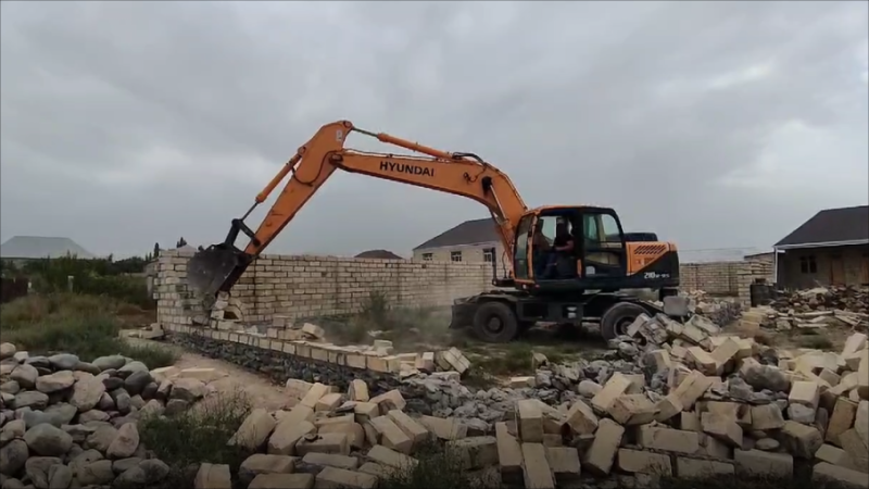 Göygöldə qanunsuz tikili sökülüb