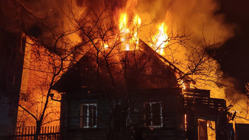 Altıotaqlı evin yarısından çoxu yanıb