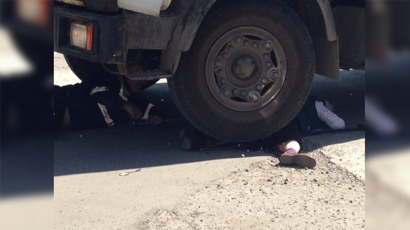 Yük maşınının kölgəsində dincələn şəxs təkər altında qalıb