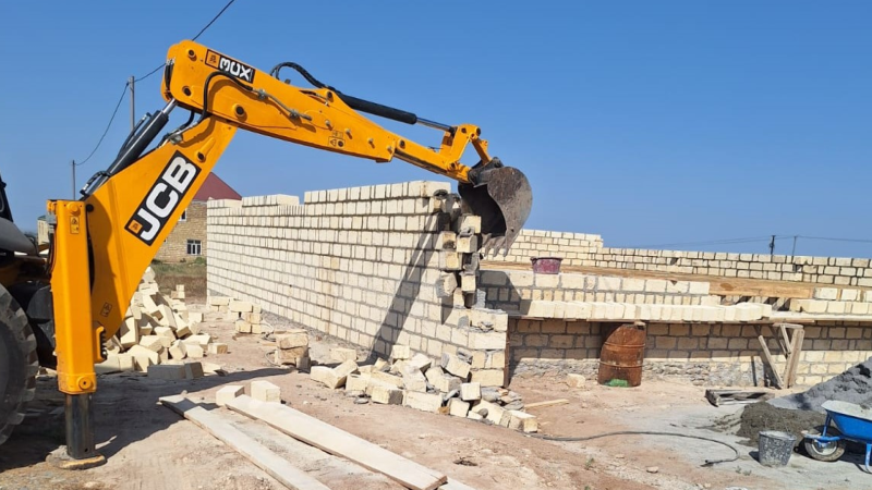 Gəncədə bir neçə icazəsiz tikili sökülüb