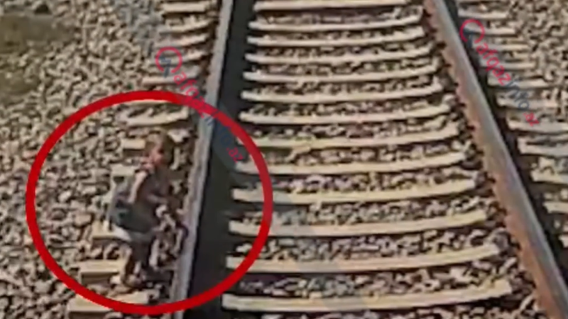 Qatarın qarşısına çıxan körpə son anda xilas edilib