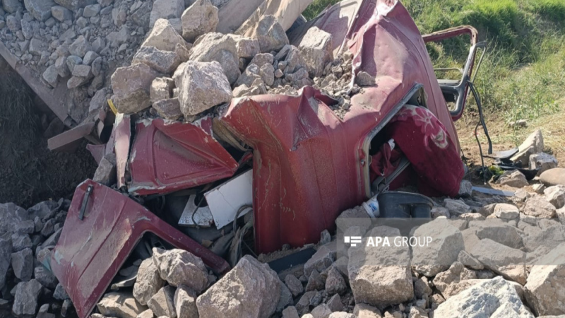 Hərəkətdə olan yük maşını aşıb: xəsarət alanlar var