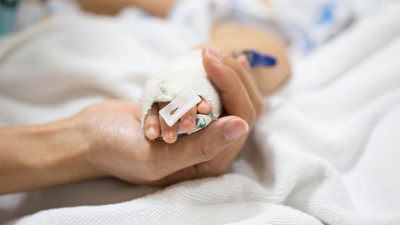 Atalığı 2 yaşlı uşağı döyüb yandırdı