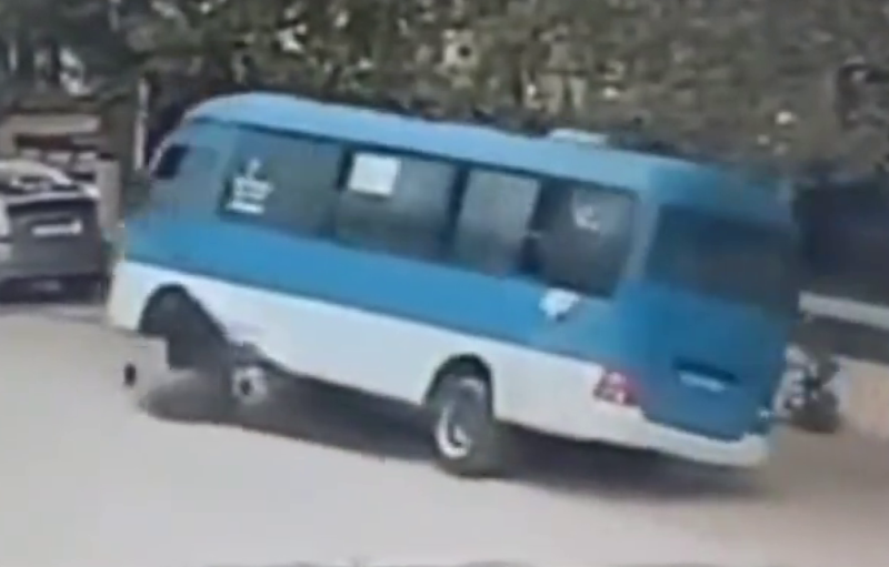 Gəncədə sərnişin avtobusunun təkəri çıxdı - VİDEO