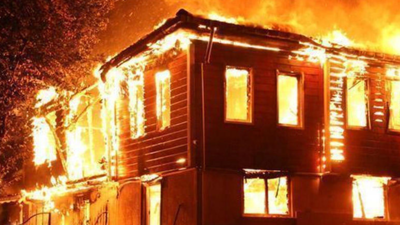 İkimərtəbəli ev yanıb