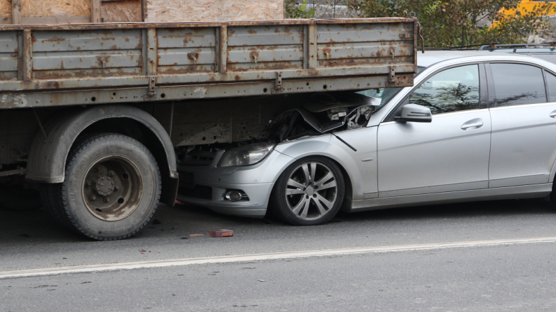 Minik avtomobili Kamaza çırpılıb, xəsarət alan var