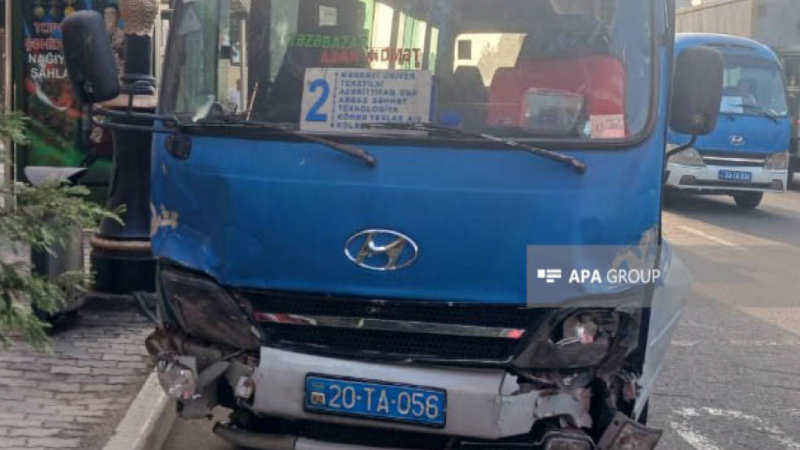 Gəncədə sərnişin mikroavtobusu 6 maşına çırpılıb