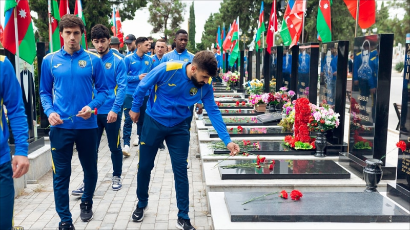 “Kəpəz”in üzvləri Şəhidlər Xiyabanında olublar