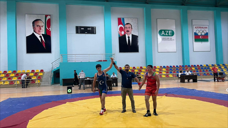 Qazaxda yeniyetmə güləşçilər təltif olunublar