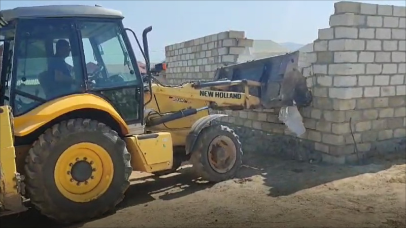 Şəmkirdə daha bir qanunsuz tikili sökülüb