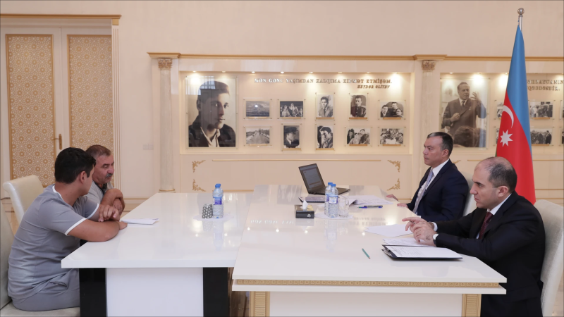 Nazir vətəndaşlarla görüşüb