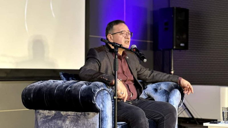 Gəncədə əməkdar artist tamaşaçıların suallarını cavablandırıb