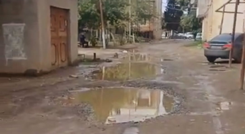Gəncə sakini təmirsiz yollardan şikayətçidir