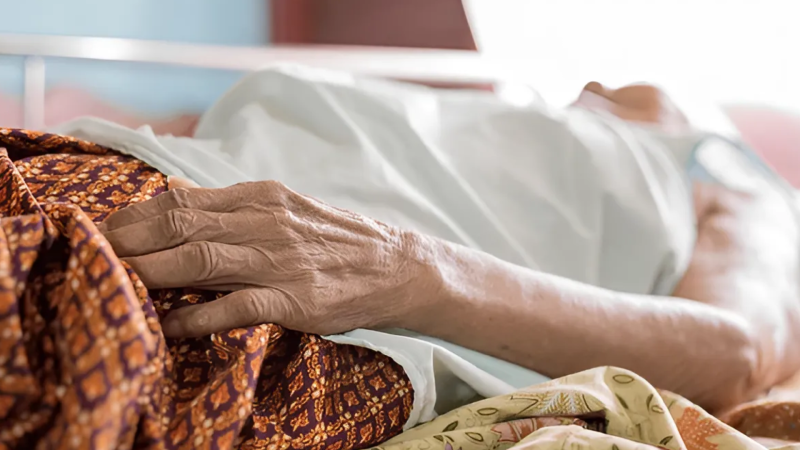 Esens məhlulu içən yaşlı qadın dünyasını dəyişib