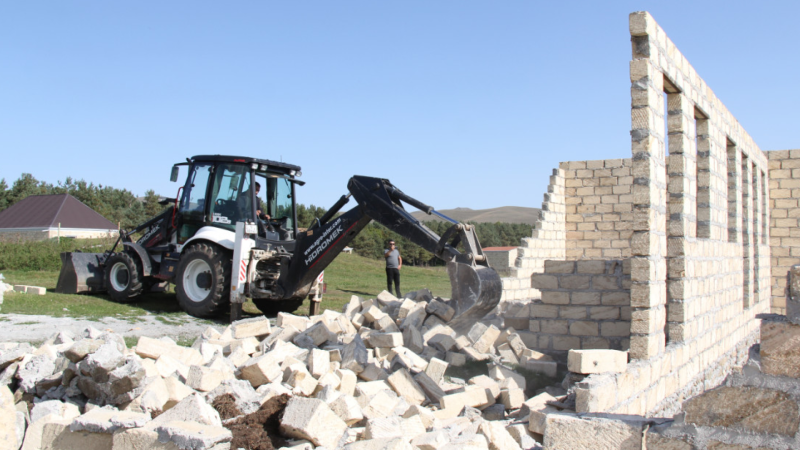 Xoşbulaqda qanunsuz tikililər sökülüb