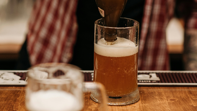 On bakal pivə içən sakin vağzalın şüşələrini sındırdı