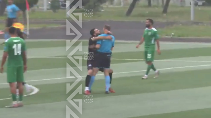 “Göygöl”ün futbolçusu oyun zamanı hakimi öpdü