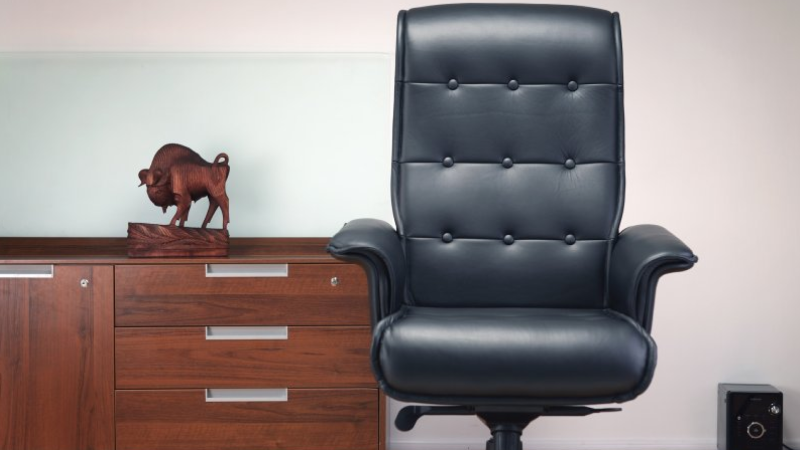 Fəhlə şirkətdən 130 min manatlıq oğurluq etdi: müdirin kreslosunu da satıb