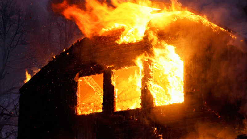 Yaşayış evi yanıb