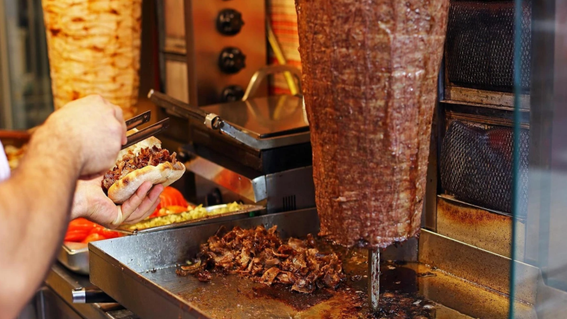 Kütləvi zəhərlənməyə səbəb olan dönərxana BAĞLANDI