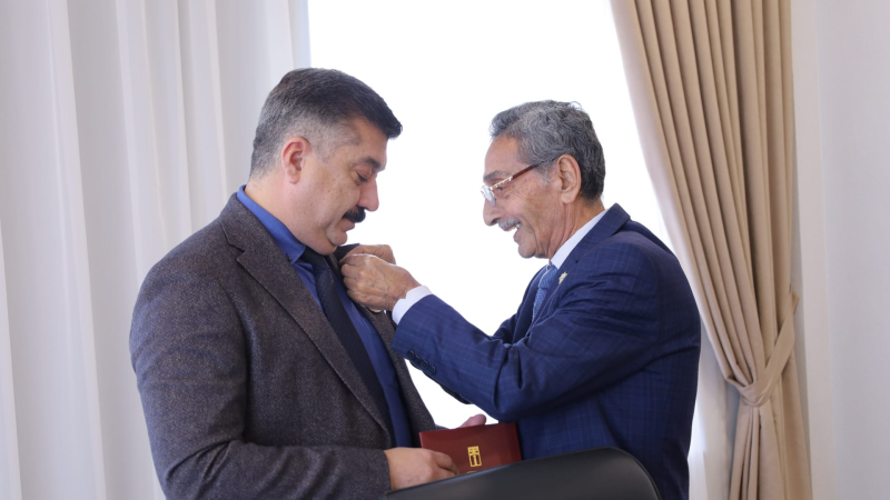 Gəncə Dram Teatrının direktoru mükafatlandırılıb