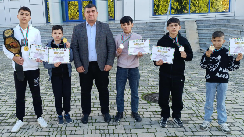 Qərb bölgəsinin azyaşlı və yeniyetmə idmançıları yarışdan medallarla döndülər