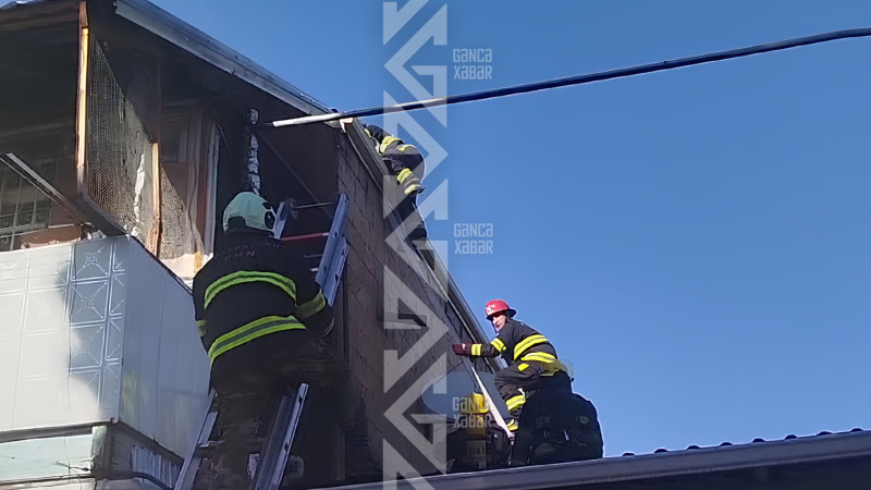 Gəncədə ikiotaqlı mənzil yanıb - VİDEO