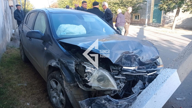 Gəncədə Opel işıq dirəyini aşırıb - FOTO